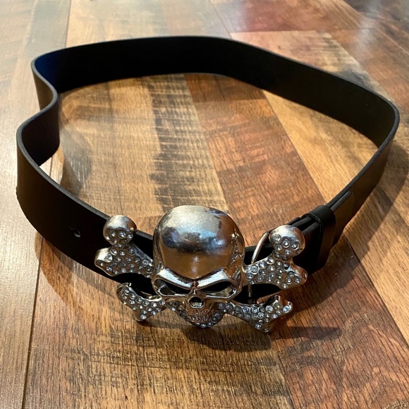 Skull and Crossbones Black Leather Belt - Picture 4 of 6